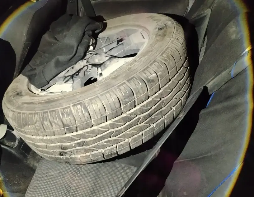 Los dos hombres sustrayendo la autoparte mientras el vehículo afectado permanecía estacionado en las calles Juan de la Barrera y Carlos Salazar, en la colonia Obrera. Foto: Policía de Monterrey.