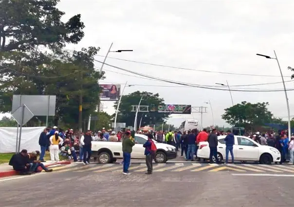 Maestros de la CNTE bloquean el Aeropuerto de Chiapas; anuncian más protestas | VIDEO