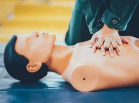 Su intervención fue determinante, ya que iniciaron maniobras de Reanimación Cardiopulmonar (RCP) para tratar de restablecer los signos vitales del pasajero. Foto: Canva.