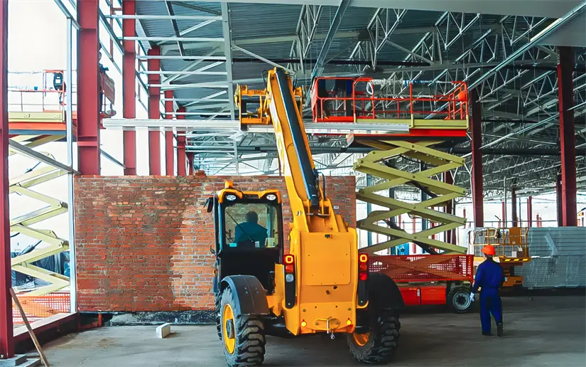 imagen recuadro Trabajadores empleando maquinaría pesada. Foto: Canva