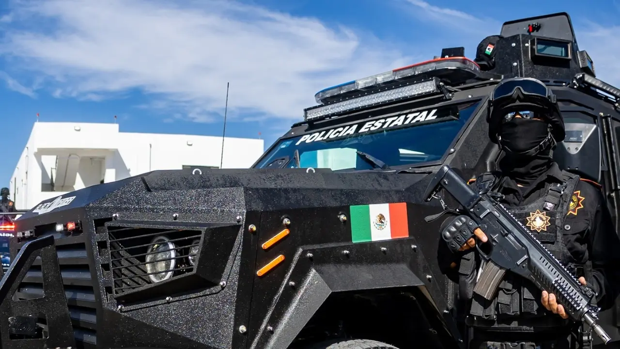 Una unidad de policía del Estado y un elemento. Foto: Facebook Fuerza Civil