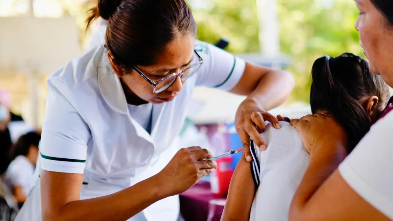 Una persona vacunando a una niña. Foto: Gobierno de Santa Catarina