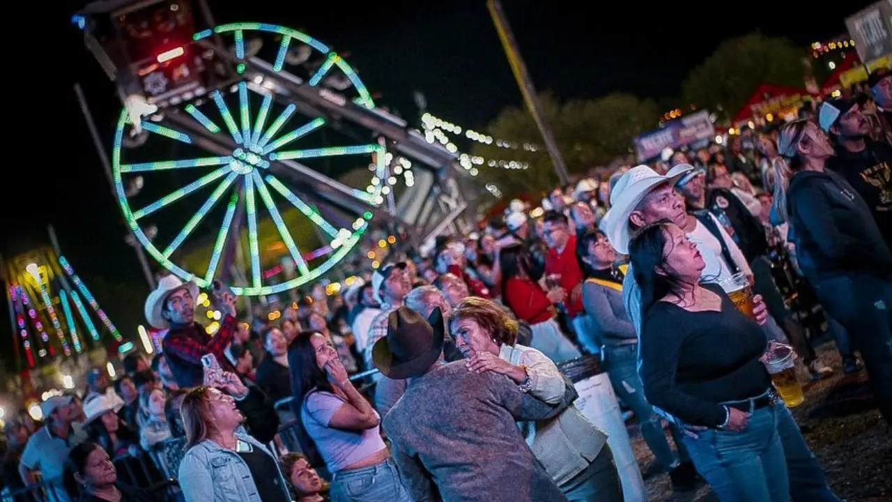 Personas disfrutando de la Feria de la Naranja en Montemorelos. Foto: Instagram Miguel Ángel Salazar