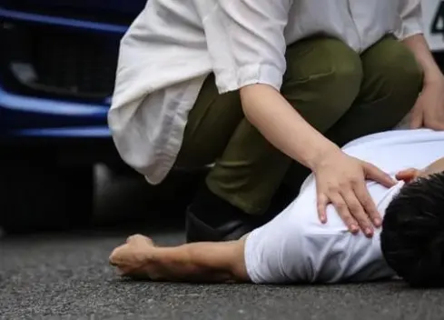 Ante la emergencia, las aeromozas del vuelo actuaron de inmediato siguiendo los protocolos de seguridad y primeros auxilios que exige la aviación comercial. Foto: Canva.