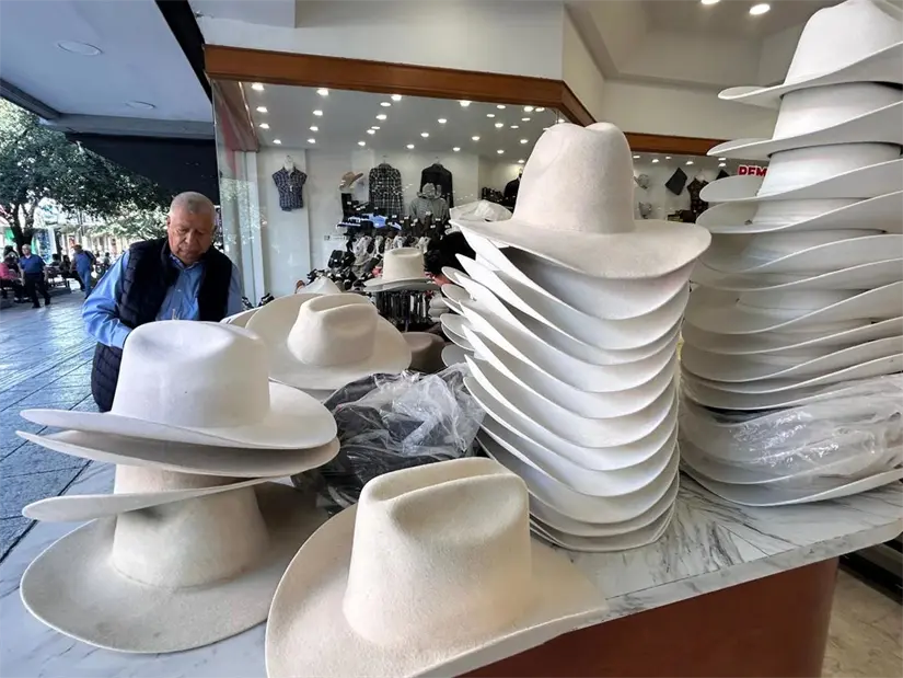 La tradición del Sombrerero Loco en Monterrey se refleja en la restauración de sombreros que cuentan historias de identidad y orgullo. Foto: Rosy Sandoval