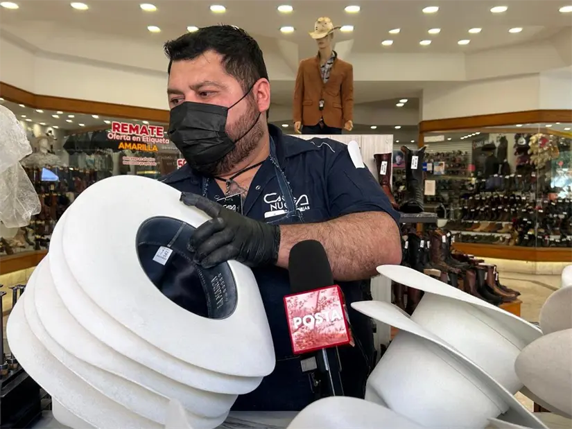 Con manos expertas, el Sombrerero Loco en Monterrey da nueva vida a sombreros que son parte de la historia cultural de la región. Foto: Rosy Sandoval