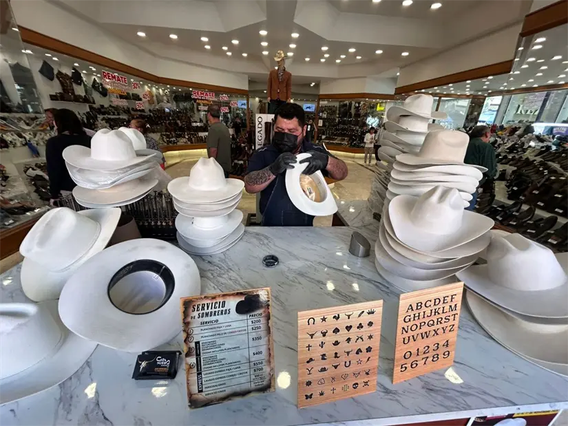 El arte de restaurar sombreros en el Sombrerero Loco en Monterrey es un homenaje a la identidad y los recuerdos de sus portadores. Foto: Rosy Sandoval