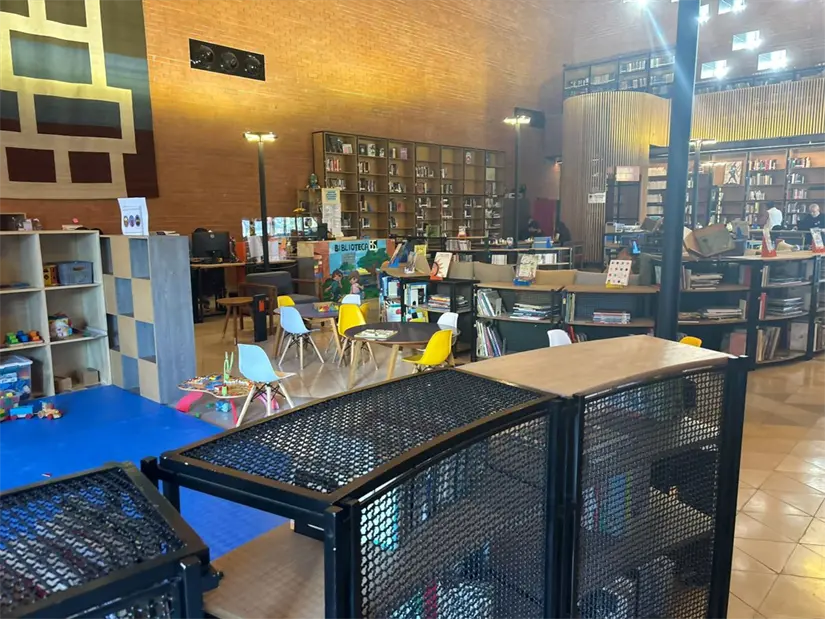 Leer y disfrutar del béisbol se unen en este singular espacio cultural del Salón de la Fama en Monterrey. Foto: Vianney Carrera