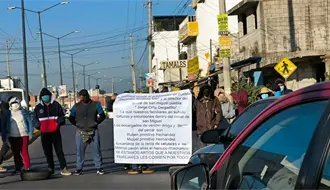 Familiares bloquean penal de San Miguel por extorsiones y abusos de custodios en Puebla