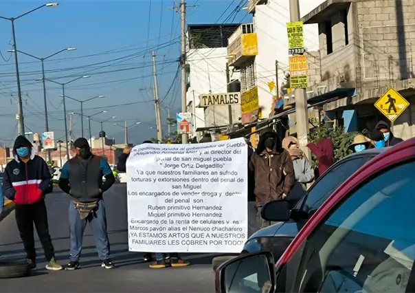 Familiares bloquean penal de San Miguel por extorsiones y abusos de custodios en Puebla