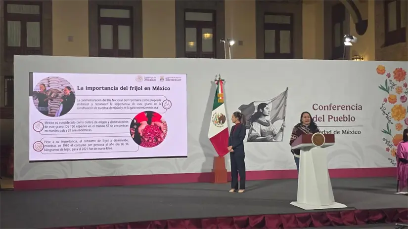 imagen recuadro Claudia Sheinbaum presentando la importancia del frijol en la mañanera. Foto: Mario Flores