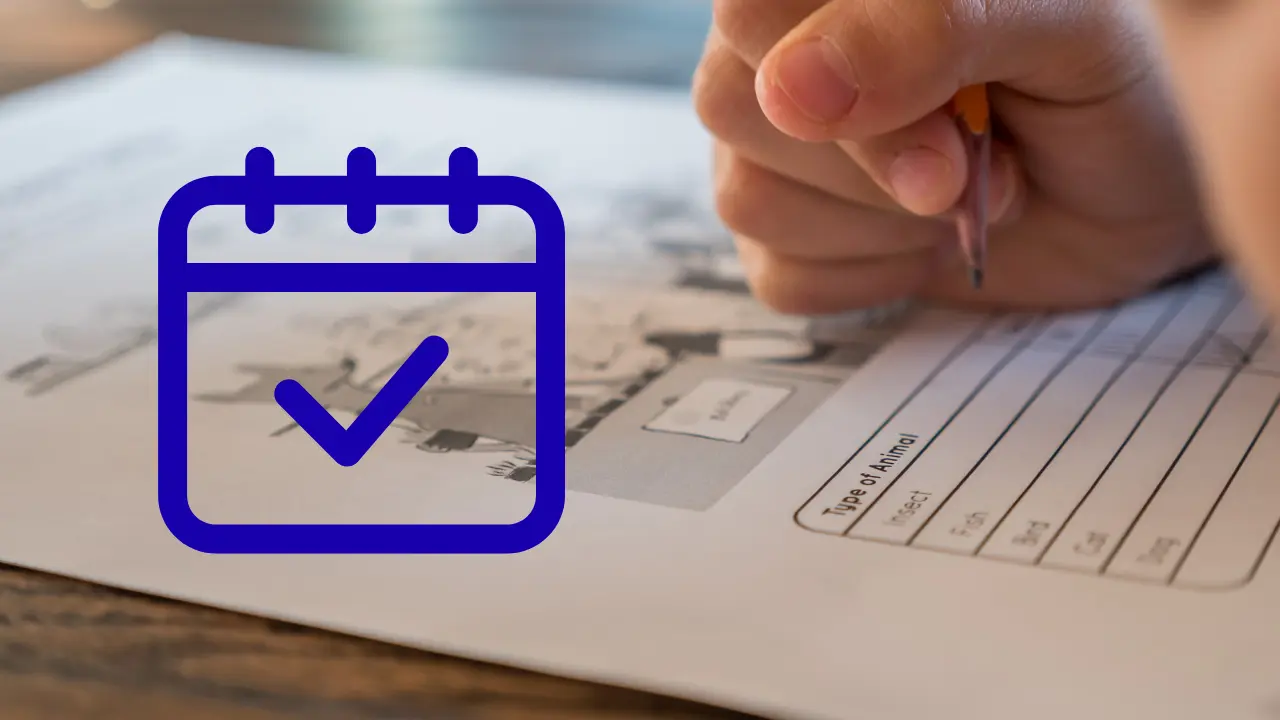 Mano de estudiante realizando un examen. Ícono de calendario | Canva Pro