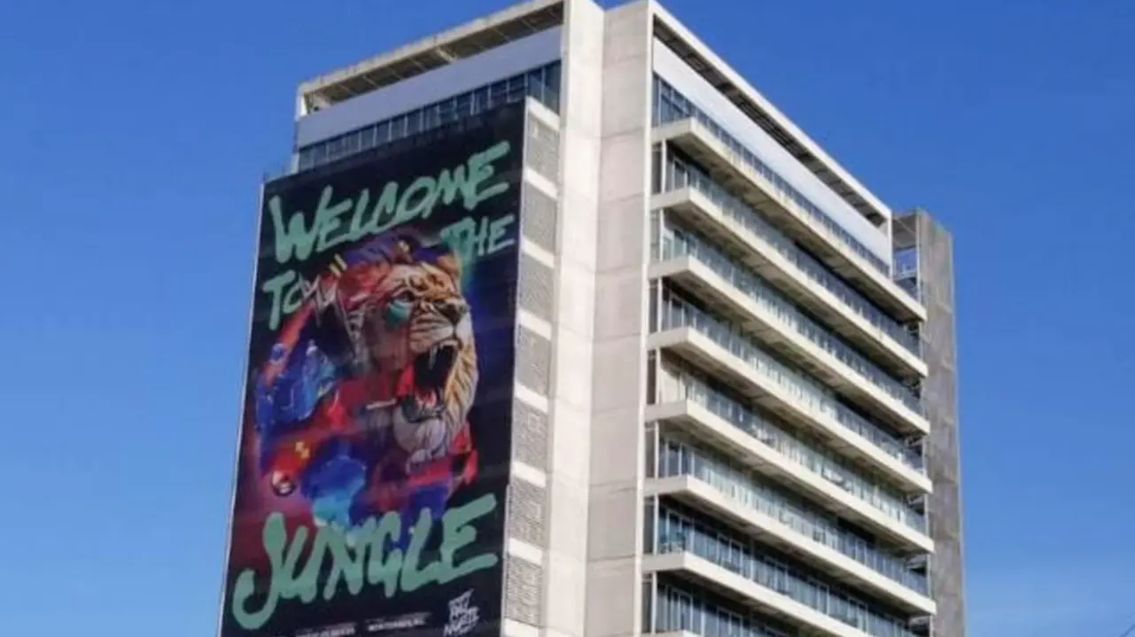 Las autoridades detallaron que el cateo se originó por actos de investigación orientados a la búsqueda y aseguramiento de indicios relacionados con presuntas actividades de suplantación de identidad. Foto: FGJNL.