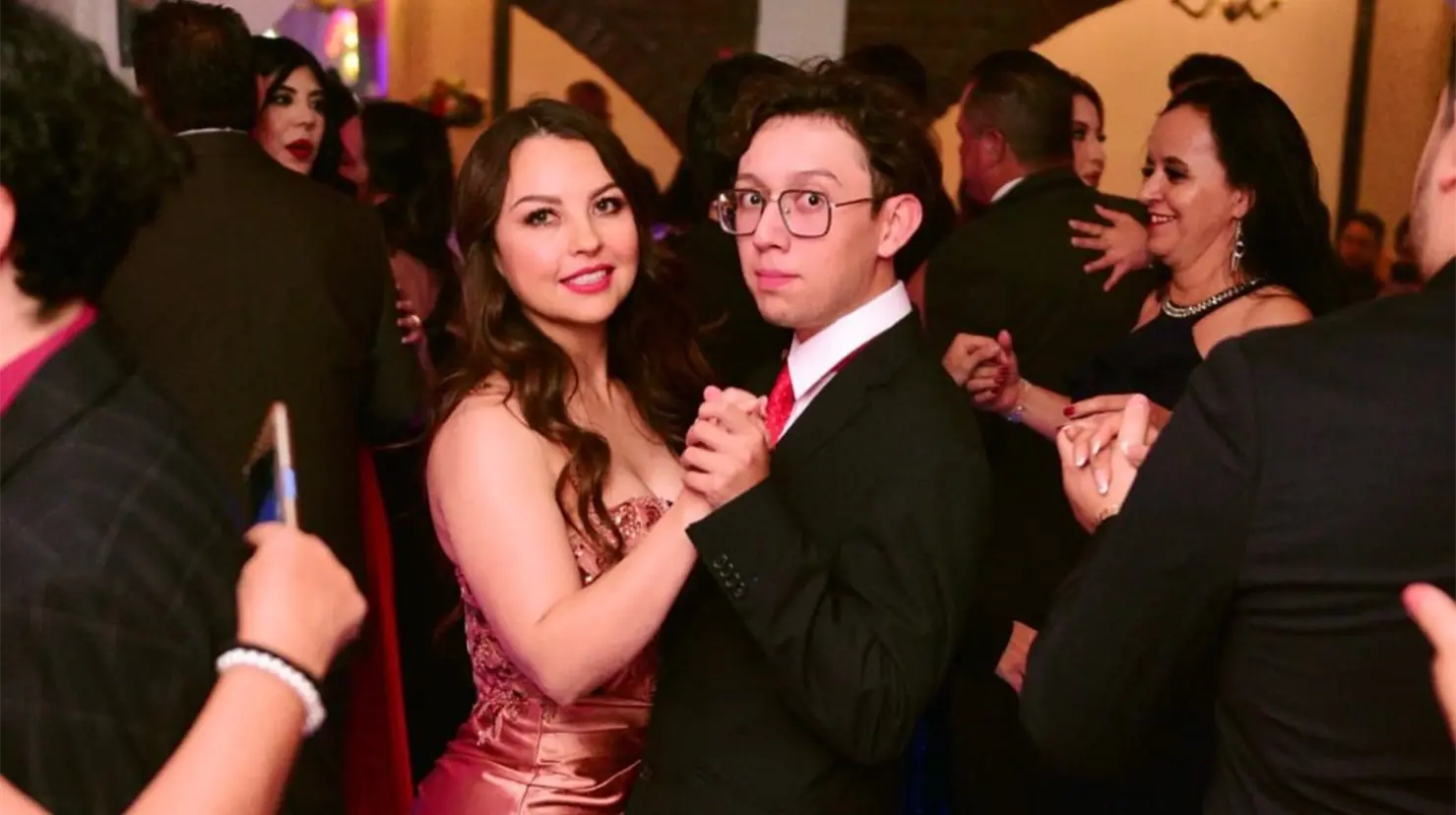 Brenda Valenzuela Gil mantiene la búsqueda de su hijo, Carlos Emilio, quien fue visto por última vez en el bar Terraza Valentino. | Foto: Facebook Brenda Valenzuela.