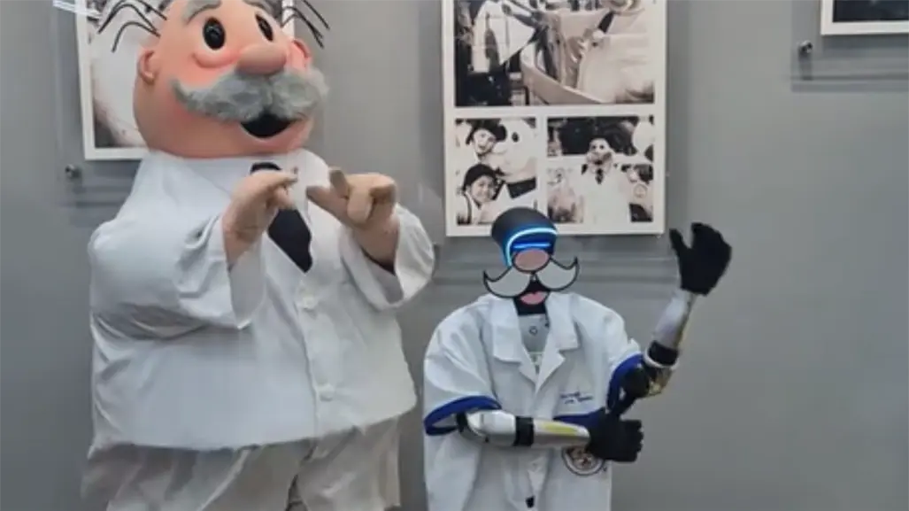 "Cha-Bot"  viaja de Tamaulipas a la Cdmx y buscó chamba de Dr. Simi