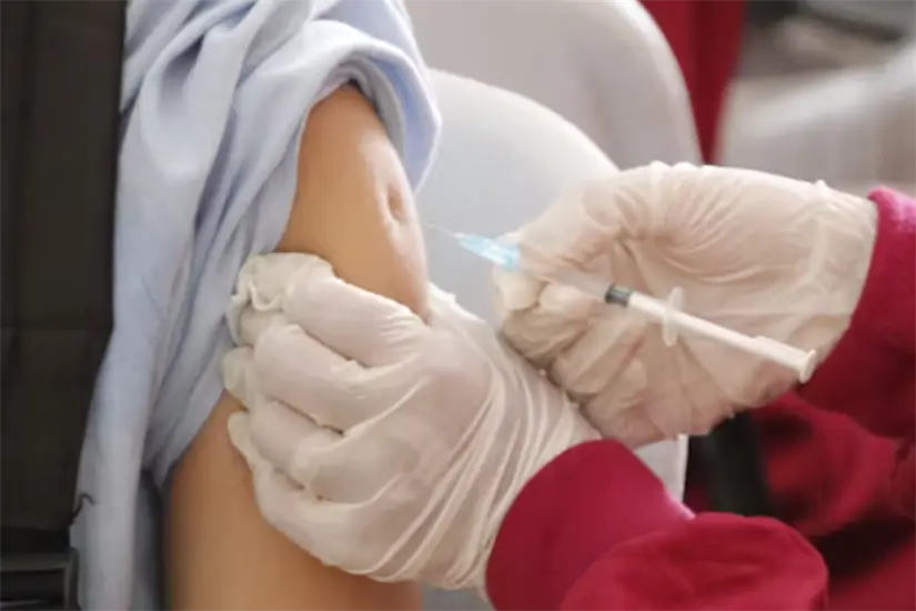 persona vacunándose Foto: Unsplash