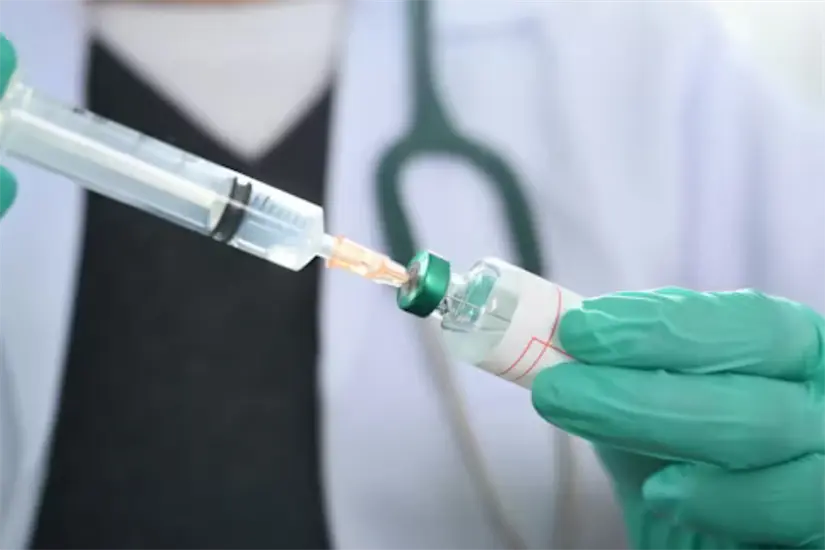 Vacuna en preparación para ser aplicada Foto Unsplash