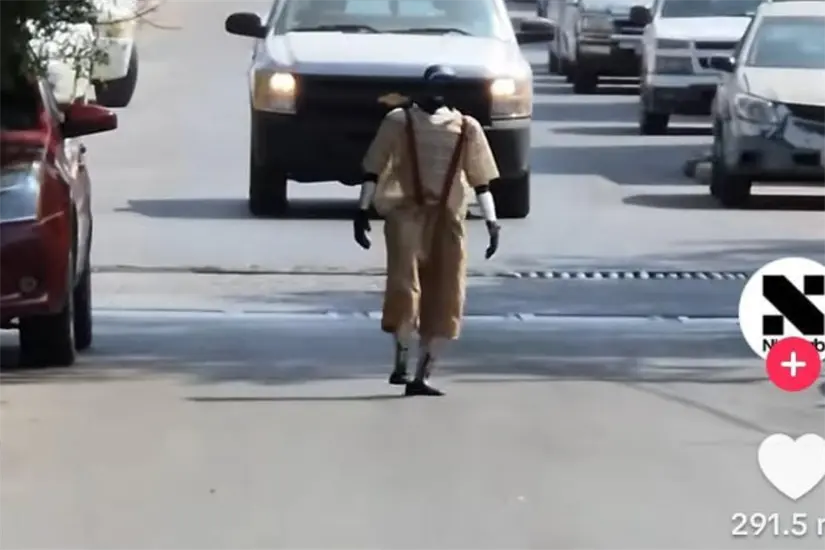 Cha Bot vestido del chavo del 8 video viral Foto: Nix Lab