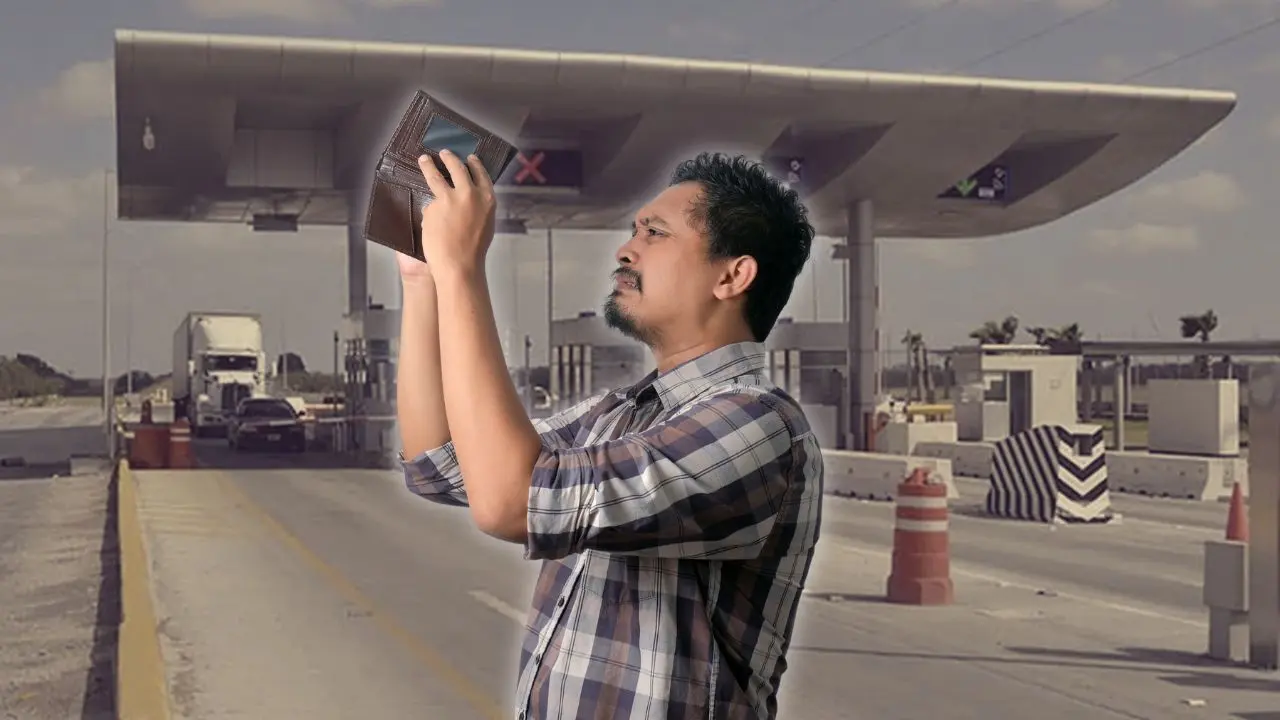 Imagen alusiva de un hombre revisando su cartera y detrás una caseta Foto: Canva