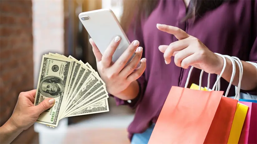 imagen recuadro Mujer con bolsas de compras en mano y de lado izquierdo una mano con dólares Foto: Canva