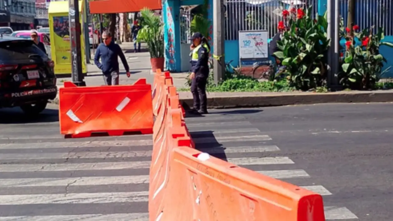 Policía de tránsito en cerrando calles en CDMX. Foto: X (@OVIALCDMX)
