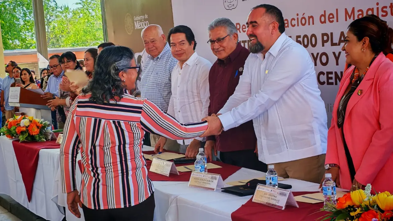 Entrega de plazas en La Paz, Baja California Sur. Foto: Héctor Romero / POSTA Baja California Sur.