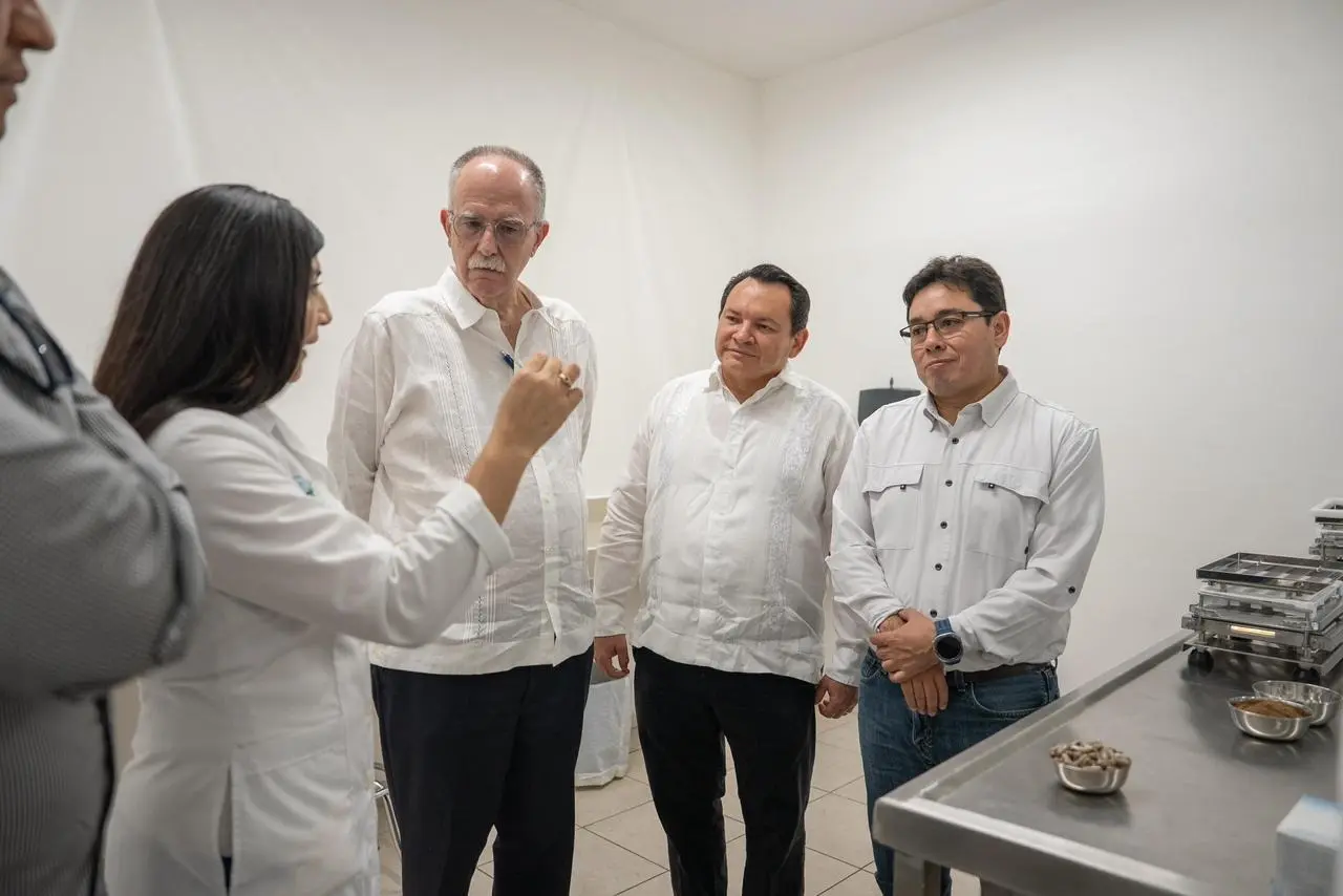 El mandatario evaluó las instalaciones del laboratorio Foto: Cortesía