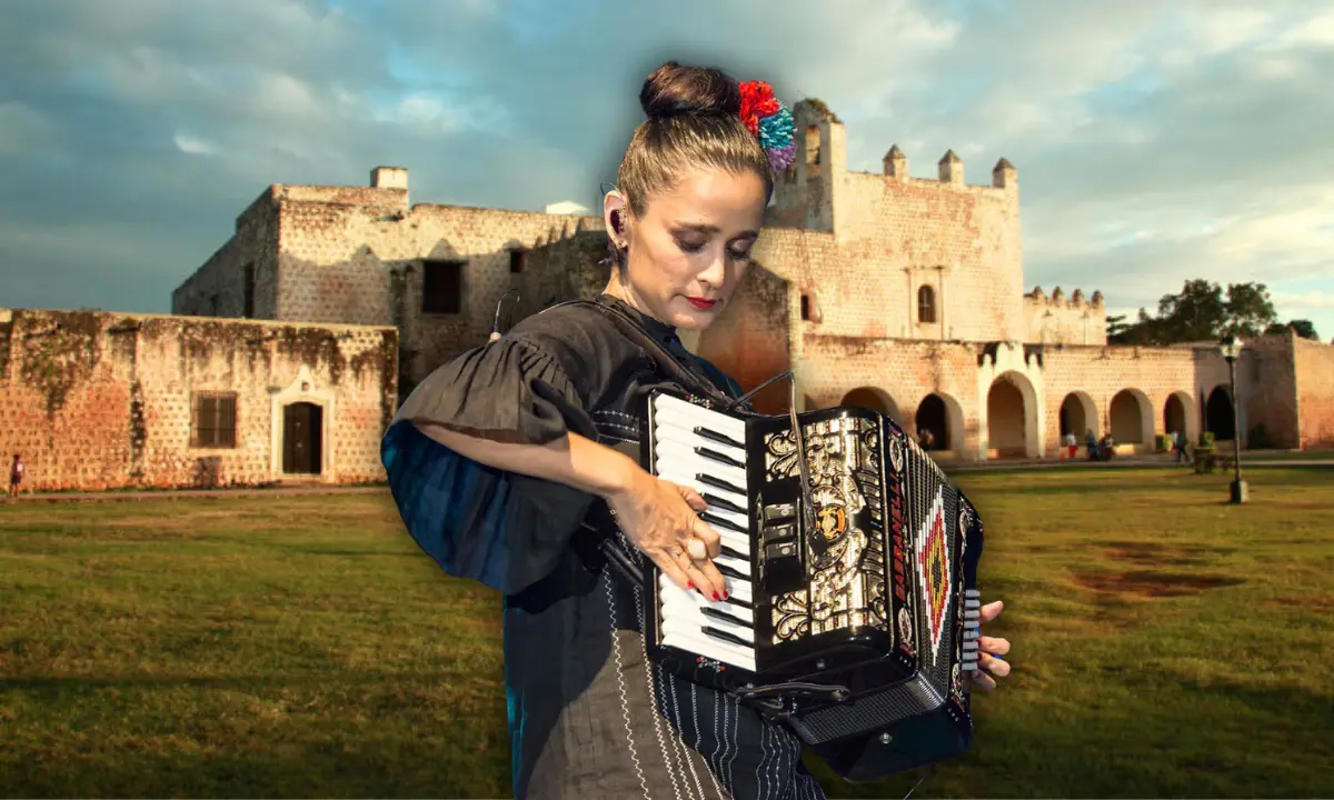 Julieta Venegas con el acordeón y el ex convento de San Bernardino de Siena de fondo Foto: Martín Pereira/Yucatán Turismo