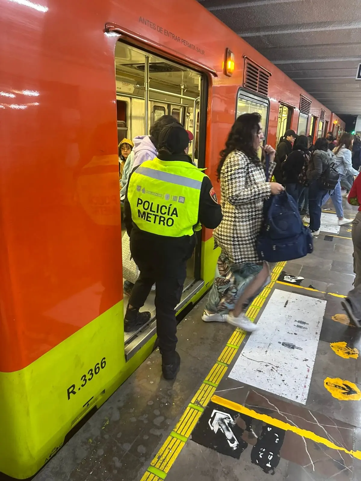imagen recuadro Gente saliendo del Metro. Foto: MetroCDMX