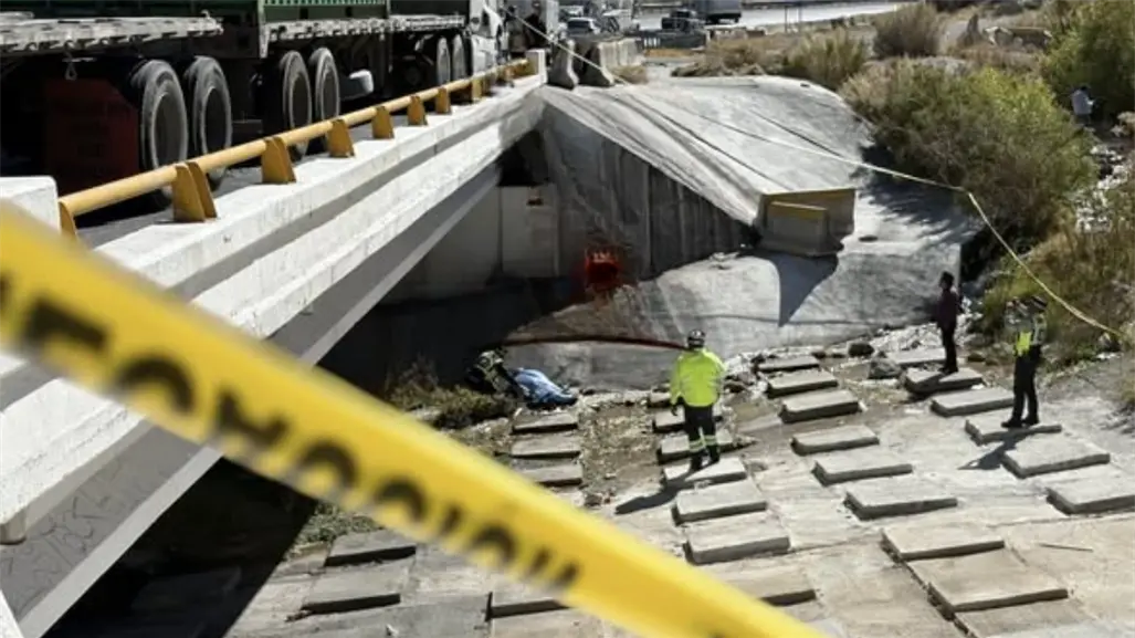 Muere hombre en carretera Los Chorros; cae a un arroyo