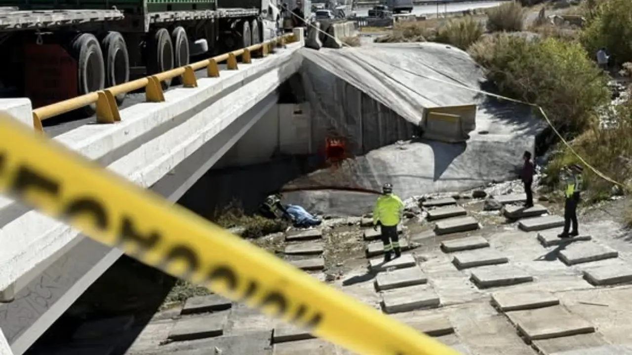 El cuerpo del hombre fue trasladado al SEMEFO, donde se determinará oficialmente la causa del fallecimiento./Foto: Noticias El Molino