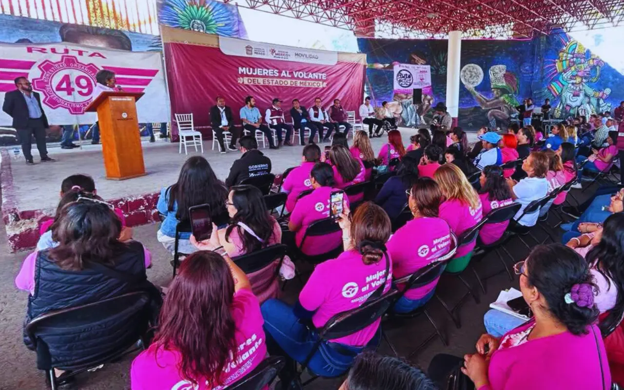 Inicia el noveno curso del programa Mujeres al Volante en Ecatepec. Foto: X/ @SEMOV_Edomex (Canva)