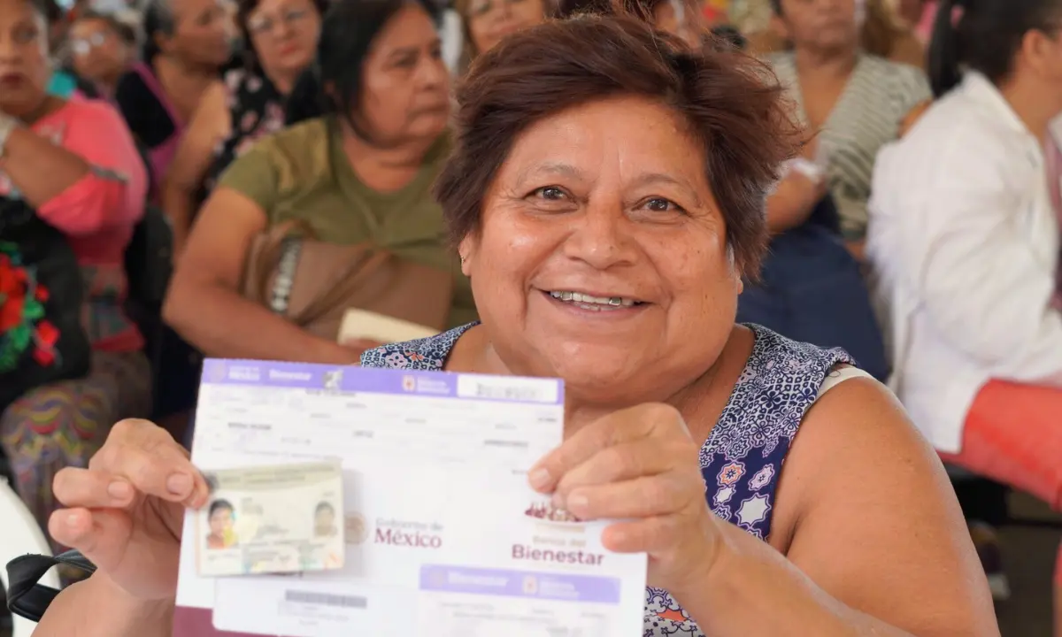Beneficiaria de la Pensión Mujeres Bienestar en Yucatán en la entrega de su tarjeta Foto: Rogerio Castro