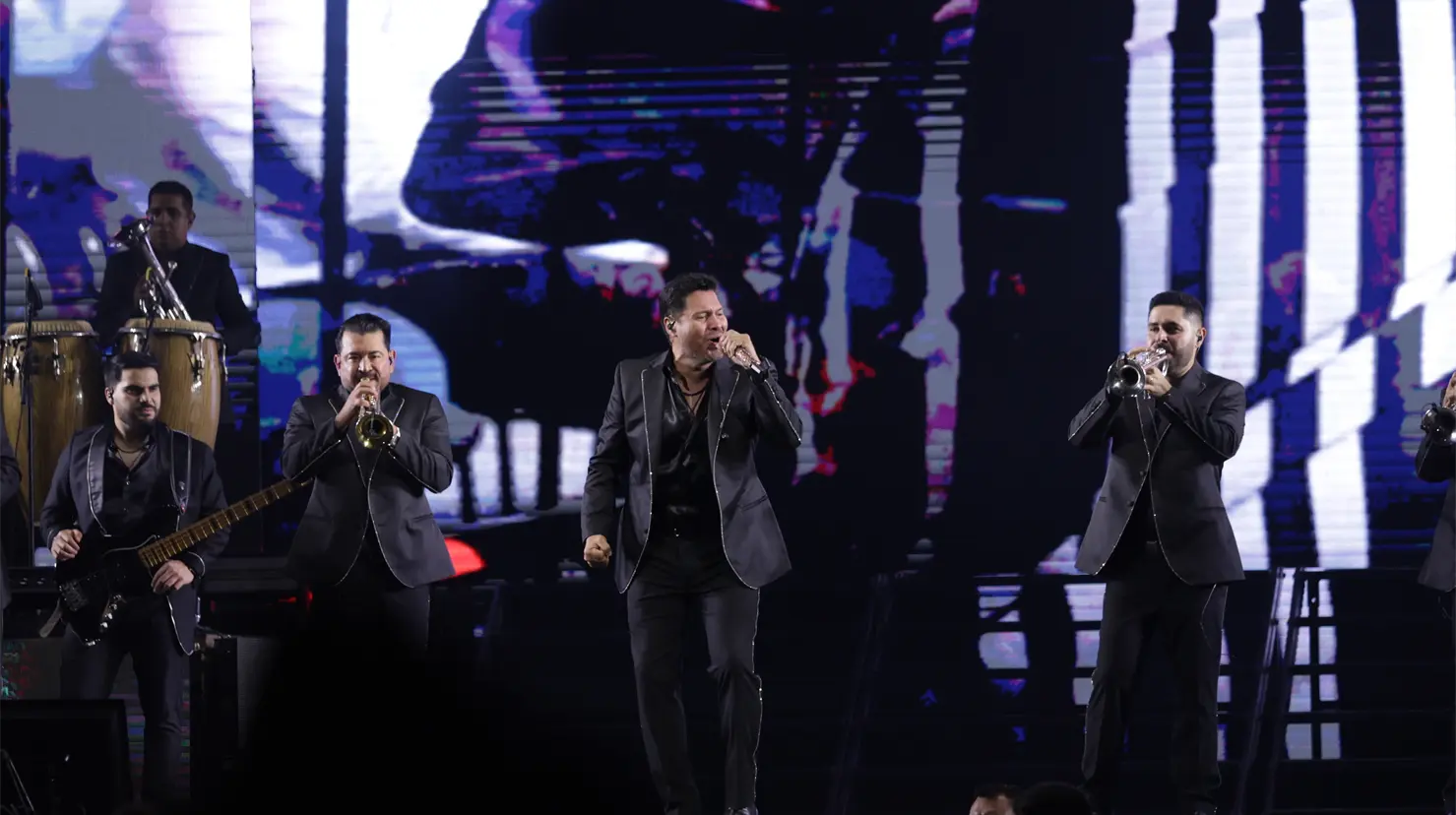 Oswaldo Walo Silvas (centro) abrió la presentación de la Banda MS anoche en la Arena Monterrey. Foto. Cortesía Arena Monterrey.