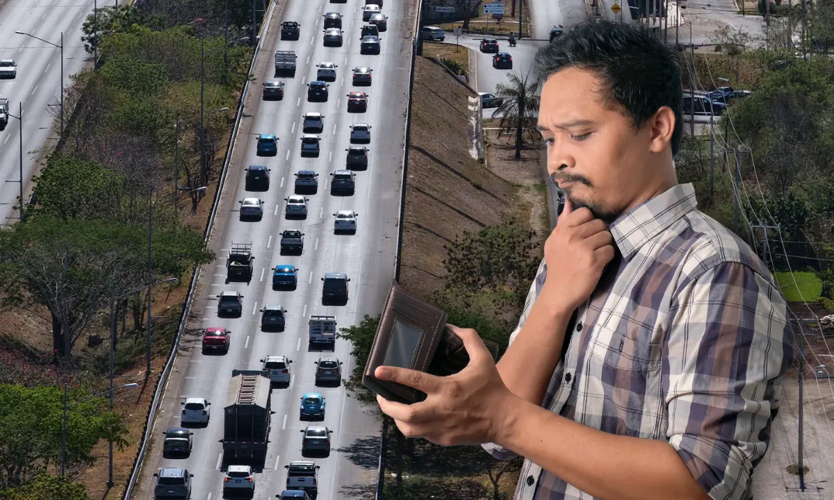 Hombre mirando una billetera y al fondo el tráfico vehicular en el Periférico de Mérida Foto: GL Drone/Canva