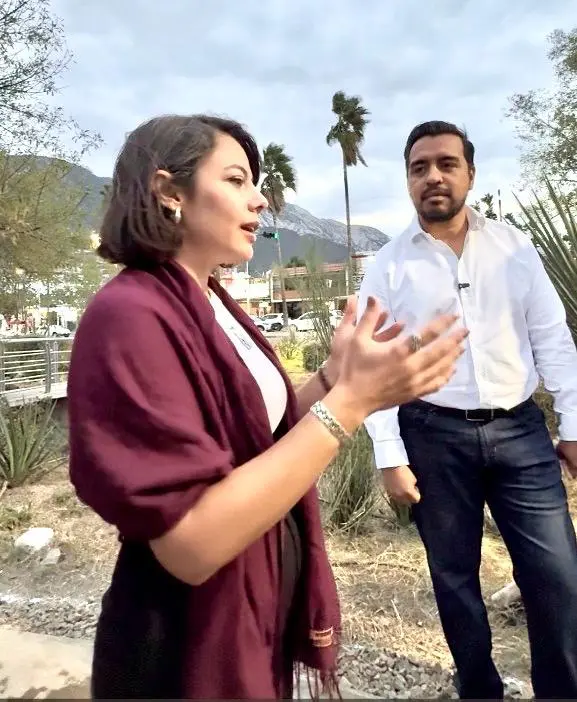imagen recuadro El Alcalde de Santa Catarina Jesús Nava Rivera reconoció a la arquitecta Gladiola Camacho y su Jardín Naturista “Colibrí”. Foto: Gobierno de Santa Catarina