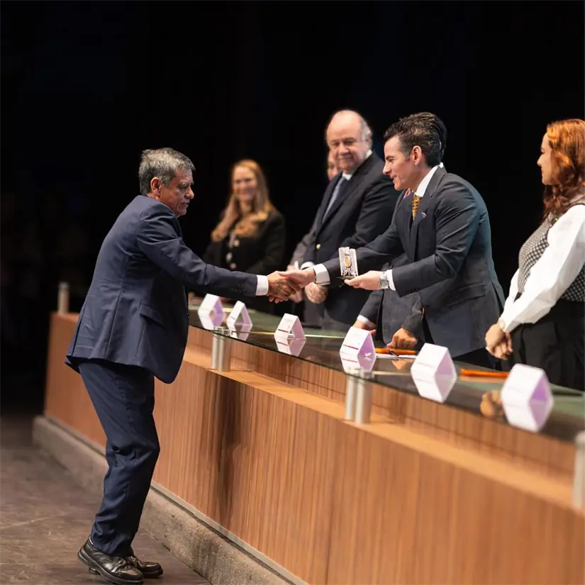 imagen recuadro Secretario General de Gobierno, Miguel Ángel Flores Serna entrega reconocimiento. Foto: Cortesía.