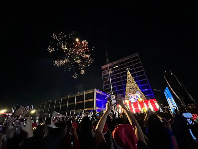 imagen recuadro Encienden pino de la UANL en Rectoría. Foto: POSTA