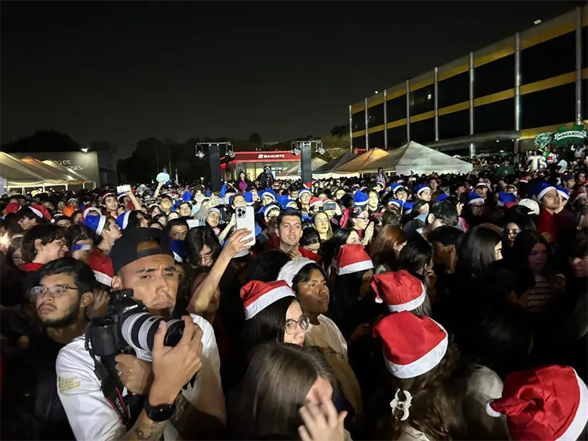 imagen recuadro Alumnos difrutan encendido del pino de la UANL. Foto: POSTA