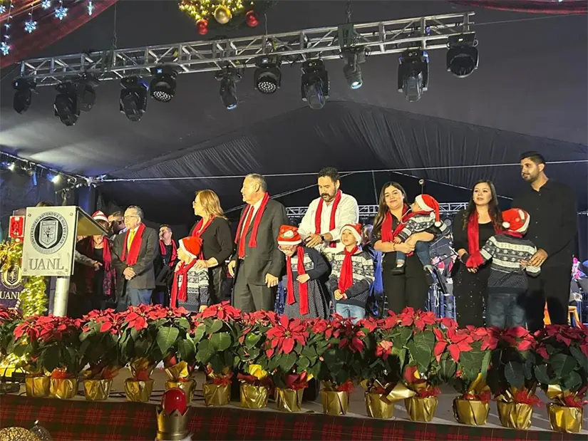 imagen recuadro Encienden pino en la UANL. Foto: POSTA