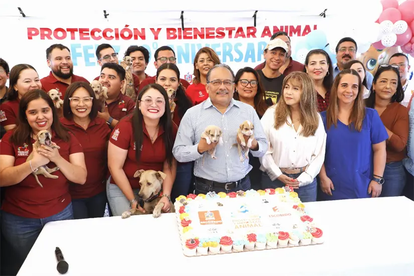 imagen recuadro El alcalde Andrés Mijes junto a colaboradores y veterinarios durante el anuncio de la nueva clínica de Bienestar Animal. Foto: Gobierno de Escobedo