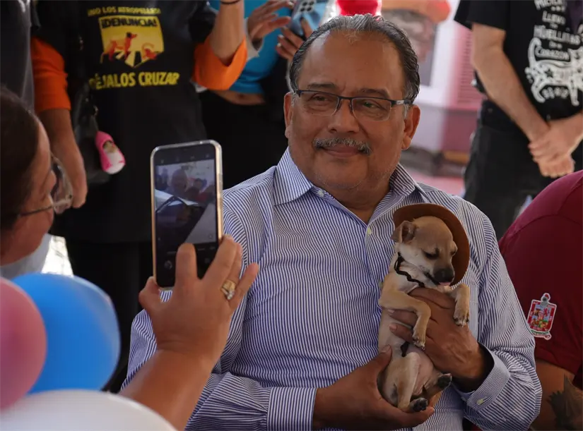 imagen recuadro Andrés Mijes sostiene a un perrito durante el anuncio de la nueva clínica de Bienestar Animal. Foto: Gobierno de Escobedo