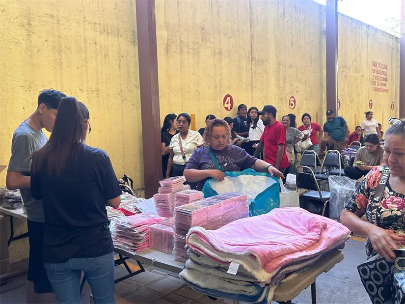 imagen recuadro Mercancía exhibida por nenis en puntos de entrega habituales. Foto: POSTAMX