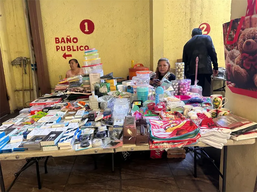 imagen recuadro Emprendedoras regias muestran parte de la mercancía que ofrecen a través de redes sociales. Foto: POSTAMX