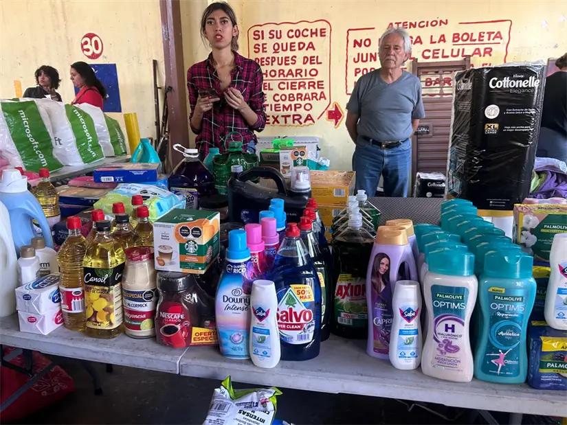 imagen recuadro Emprendedoras acomodan sus productos antes de iniciar las entregas del día. Foto: POSTAMX