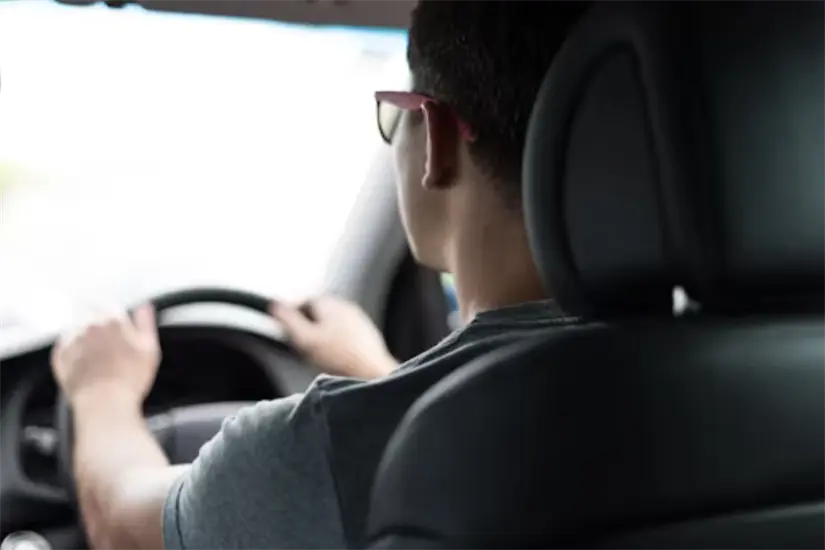 Persona conduciendo con licencia permanente FOTO:Unsplash