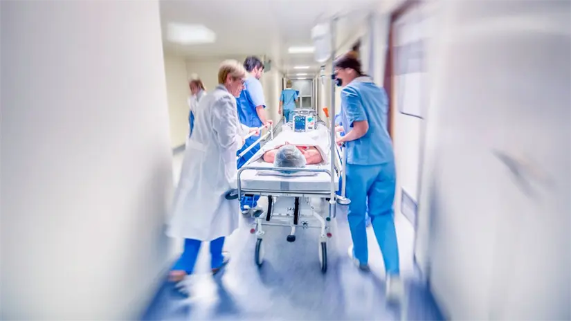 imagen recuadro Imagen alusiva de personal médico atendiendo a un paciente Foto: Canva