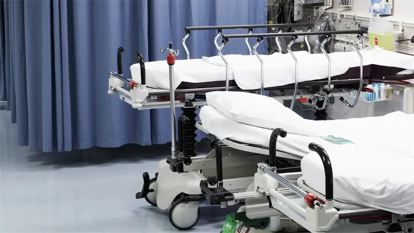 imagen recuadro Imagen alusiva sobre una camilla lista para recibir pacientes en situaciones críticas Foto: Canva