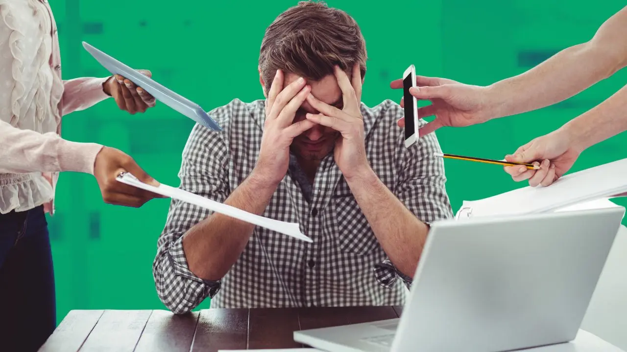 La fatiga visual es una de las señales físicas más comunes del estrés digital. Foto: Canva