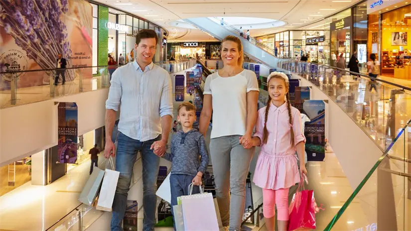 imagen recuadro Imagen alusiva a una familia de compras en un centro comercial Foto: Canva